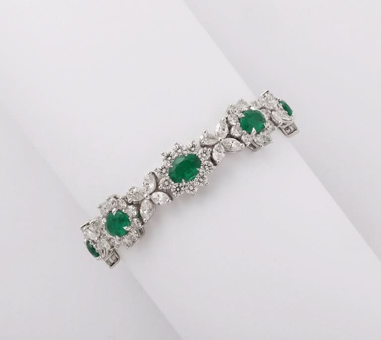 Exquisite Platinum Link Bracelet Featuring Vivid Green Emeralds and Diamonds