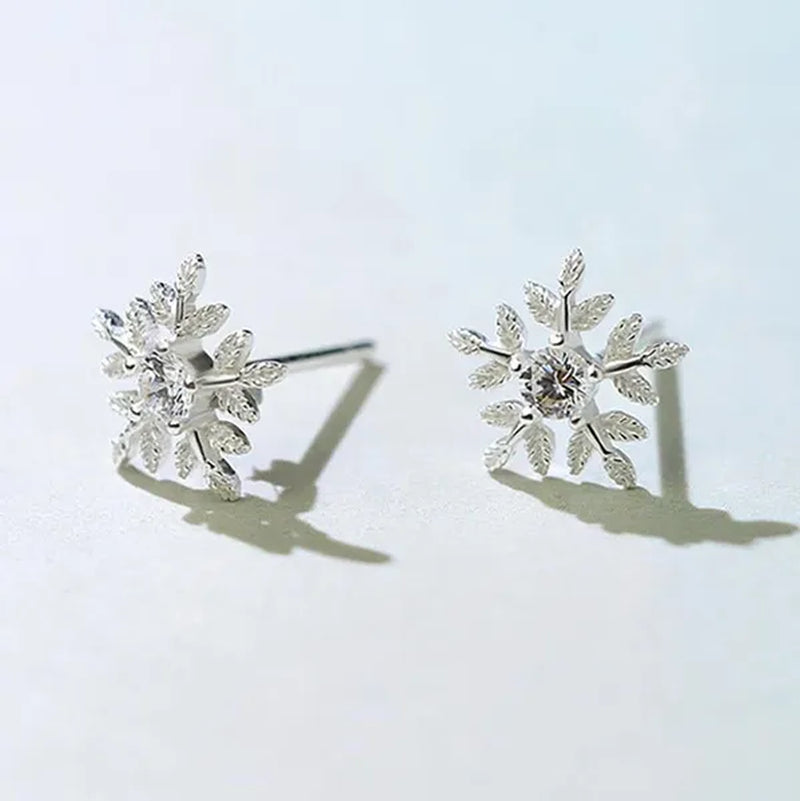 Exquisite Silver Plated Diamond White Snowflake Elegant Ladies Stud Earrings for Women Fashion Sterling Silver Earrings Jewelry