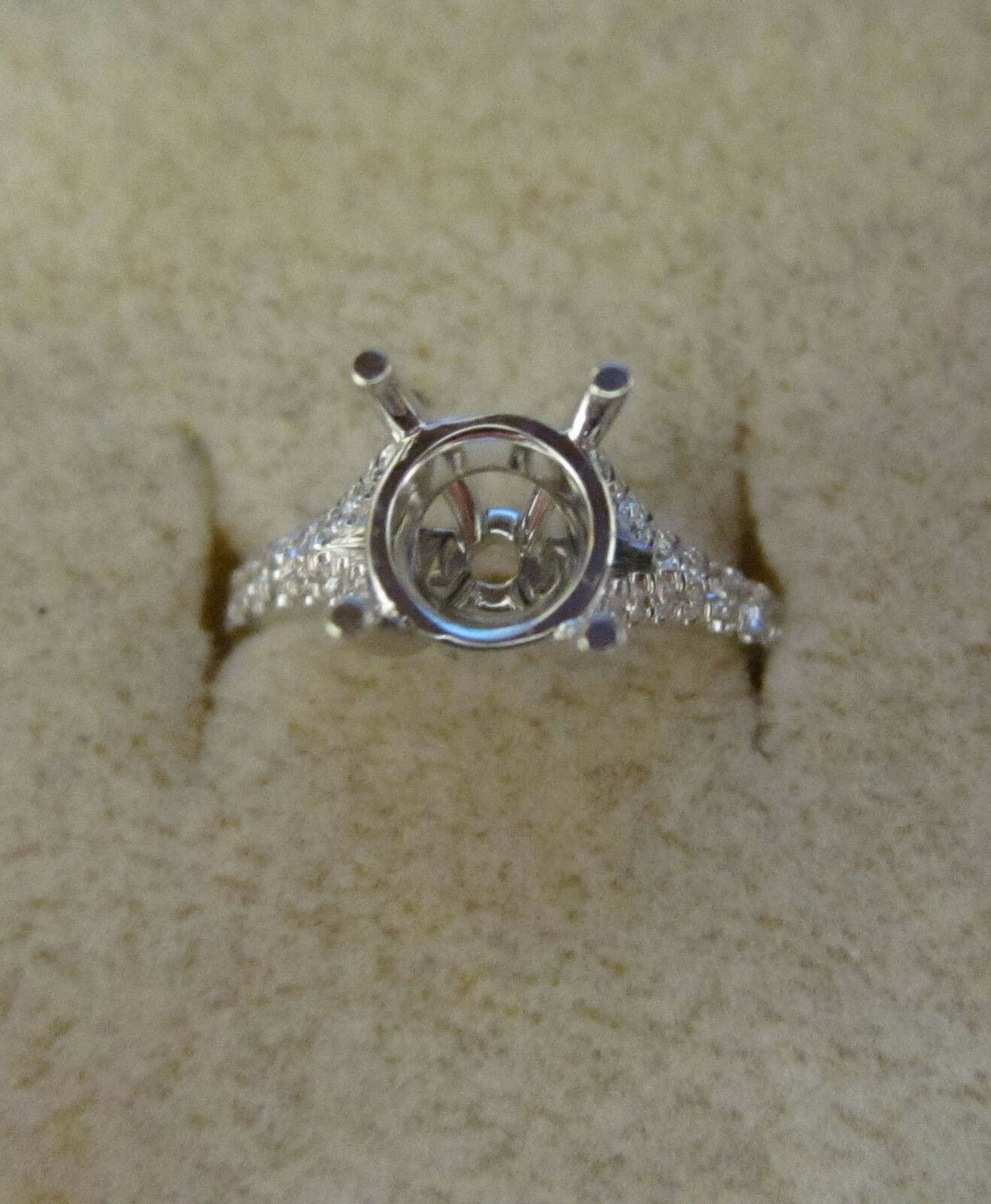 DIAMOND SPLIT SCHANK HALF WAY SET FOR 4.00 MM STONE DIAMOND ENGAGEMENT SETTING