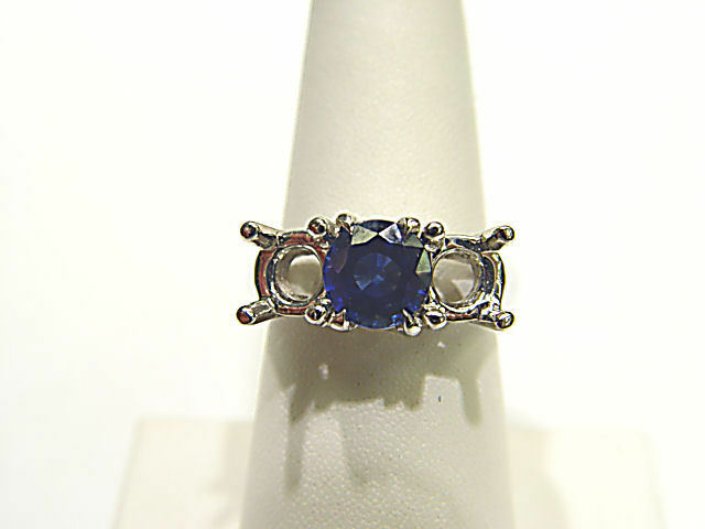 3.54 CT SAPPHIRE BLUE SAPPHIRE ROUND SHAPE SETTING 18 K WHITE GOLD SIDE 6.50 MM