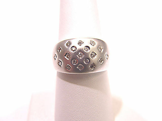DIAMONDS ARE ALL ROUND BRILLIANT CUTS SET IN A CIRCLE