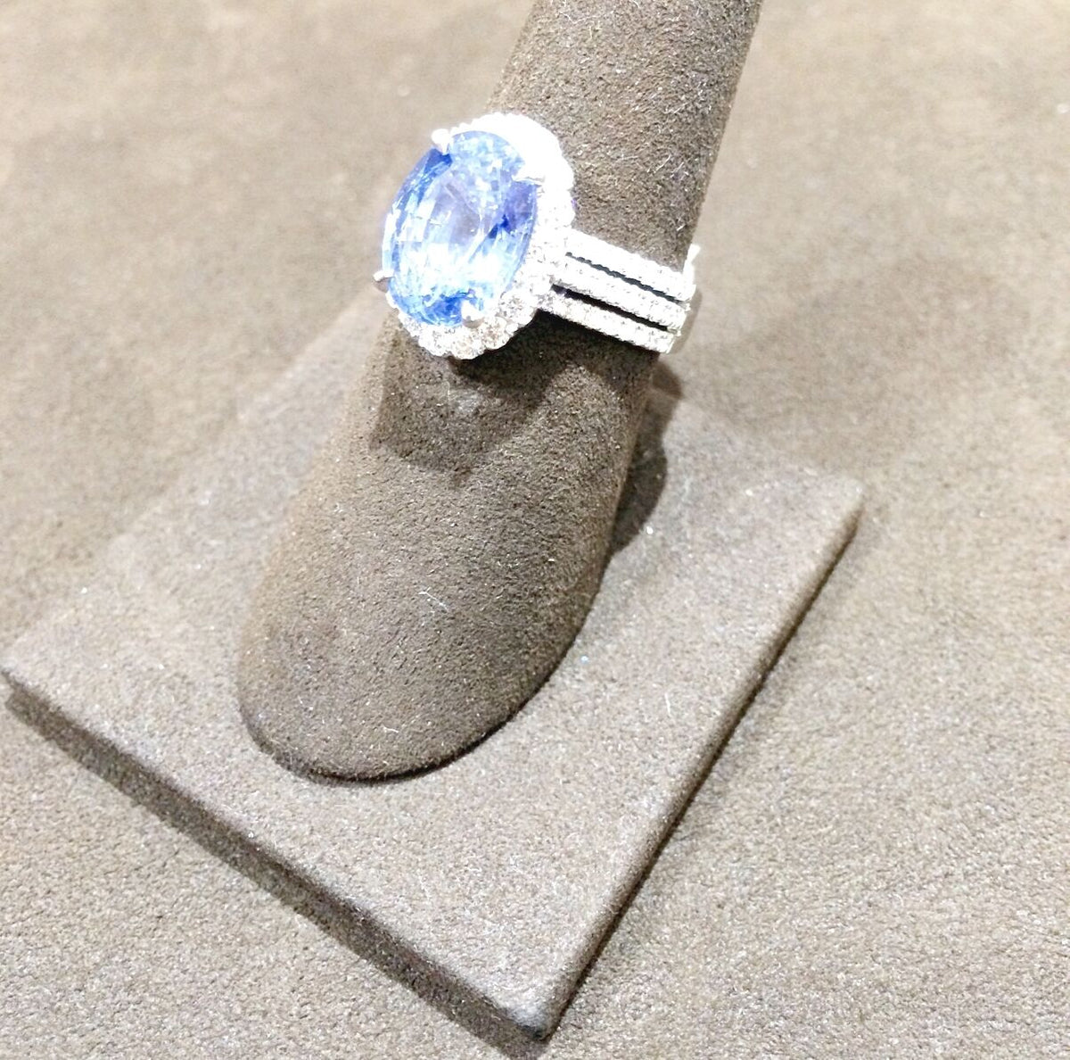 SAPPHIRE OVAL SHAPE DIAMOND ROUND BRILLIANT SHAPE RING