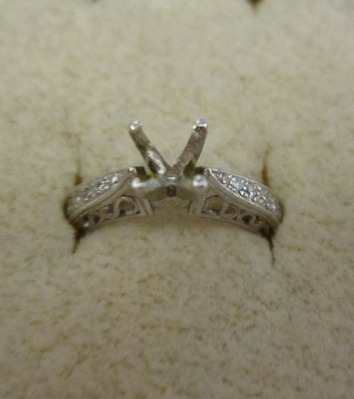 DIAMOND ANTIQUE STYLE SIDE SET TO BACK FOR 3.00 MM STONE