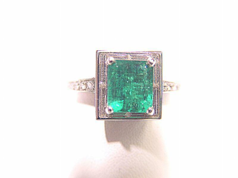1.67 CT GREEN EMERALD RECTANGULAR CUT WITH BAGUETTE