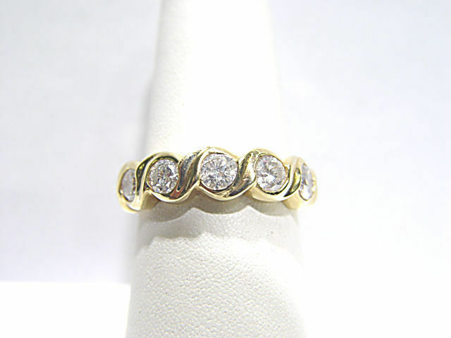 DIAMOND 5 ROUND BRILLIANT SHAPE BEZEL SET DIAMOND BAND