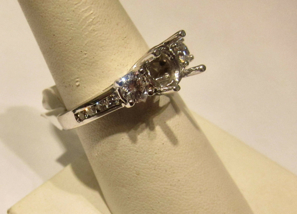 DIAMOND ROUND BRILLIANT SETTING DIAMOND SETTING