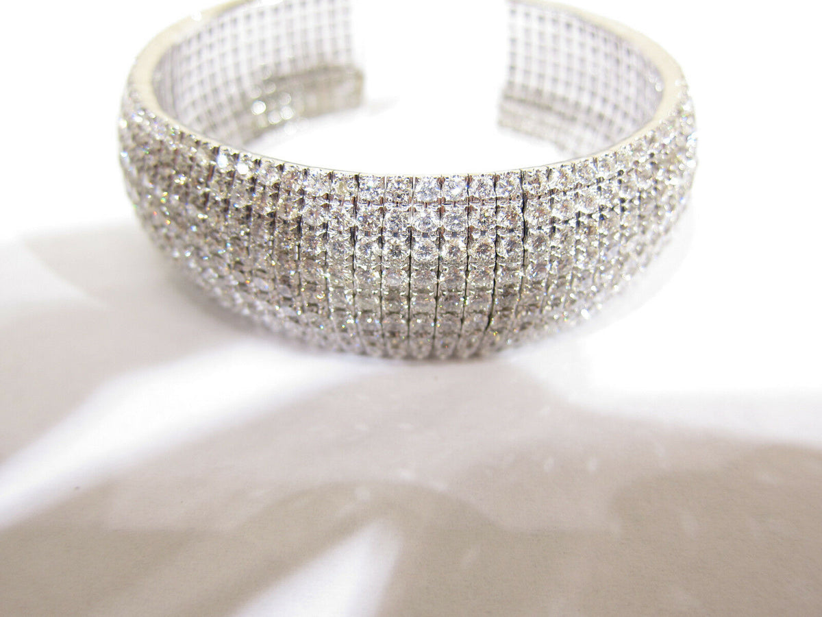 DIAMOND ROUND BRILLIANT SHAPE PRONG SET WIDE DIAMOND BANGLE BRACELET