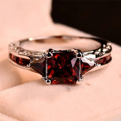 Exquisite Elegant Shiny Red Garnet Ring Fashion Jewelry 925 Sterling Silver Rings Wedding Band Ruby Rings for Women Christmas Gift