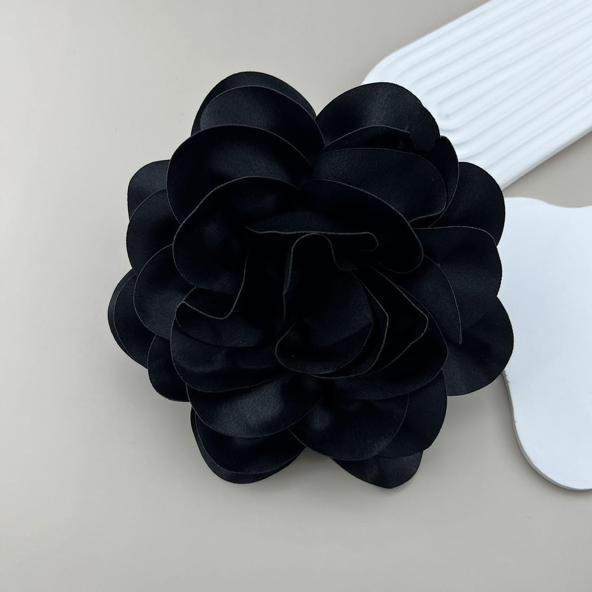19Mm Extra Large Rose Flower Brooches Lapel Pins Dainty Satin Fabric Brooches Big Camellia Flower Brooch Pin for Women Wedding Part Dance Clothes Accessories Jewelry
