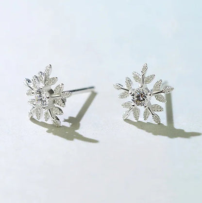 Exquisite 925 Sterling Silver Diamond White Snowflake Elegant Ladies Stud Earrings for Women Fashion Sterling Silver Earrings Jewelry