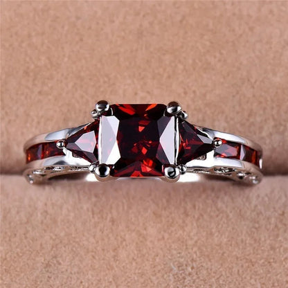 Exquisite Elegant Shiny Red Garnet Ring Fashion Jewelry 925 Sterling Silver Rings Wedding Band Ruby Rings for Women Christmas Gift