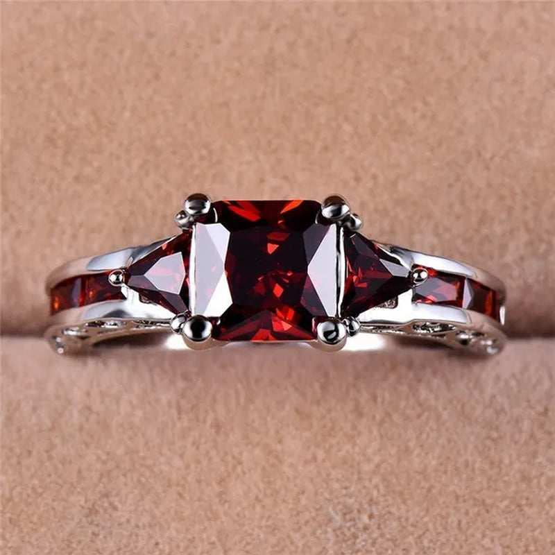 Exquisite Elegant Shiny Red Garnet Ring Fashion Jewelry 925 Sterling Silver Rings Wedding Band Ruby Rings for Women Christmas Gift