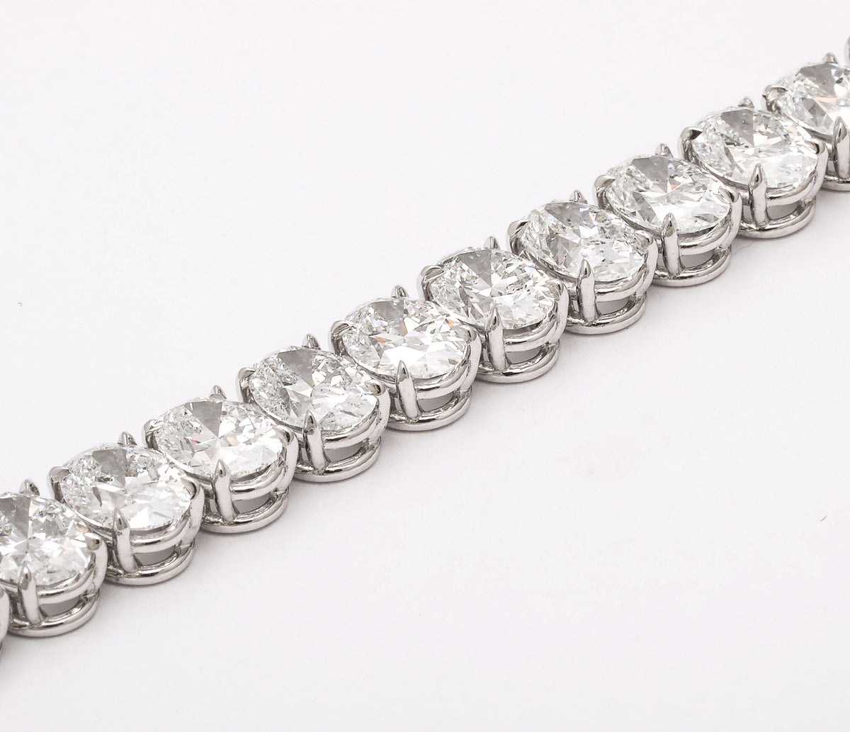 https://a.1stdibscdn.com/oval-diamond-tennis-bracelet-for-sale-picture-6/j_415/j_232203621718980090543/2P6A1418_master.jpg