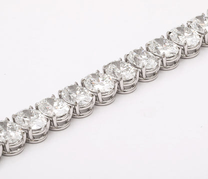 https://a.1stdibscdn.com/oval-diamond-tennis-bracelet-for-sale-picture-6/j_415/j_232203621718980090543/2P6A1418_master.jpg