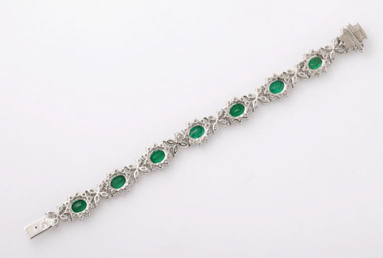 Exquisite Platinum Link Bracelet Featuring Vivid Green Emeralds and Diamonds