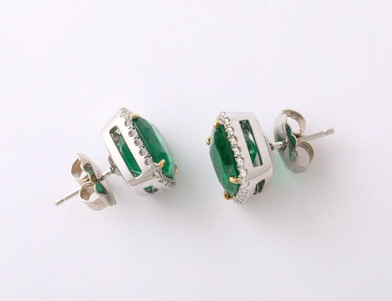 https://a.1stdibscdn.com/cushion-cut-emerald-and-diamond-stud-earrings-for-sale-picture-3/j_415/j_227290221714486832744/2P6A1445_master.jpg?width=768