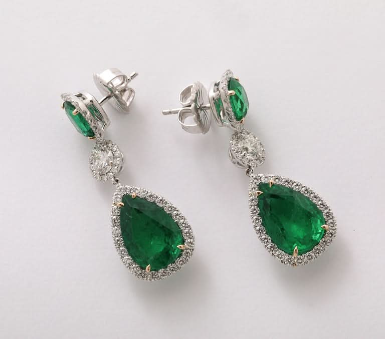 Exquisite 15 Carat Emerald and Diamond 18k White Gold Drop Earrings