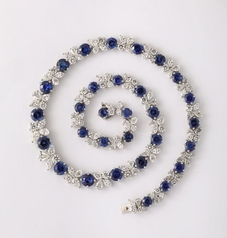Exquisite 38 Carat Blue Sapphire and Diamond Platinum Choker Necklace