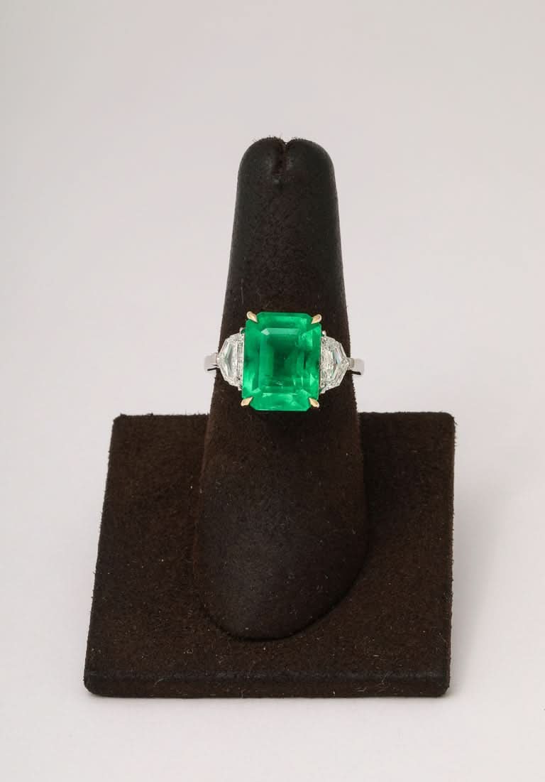 https://a.1stdibscdn.com/colombian-vivid-green-emerald-ring-for-sale-picture-3/j_415/j_237617321723470407692/2P6A2120_master.jpg?width=768