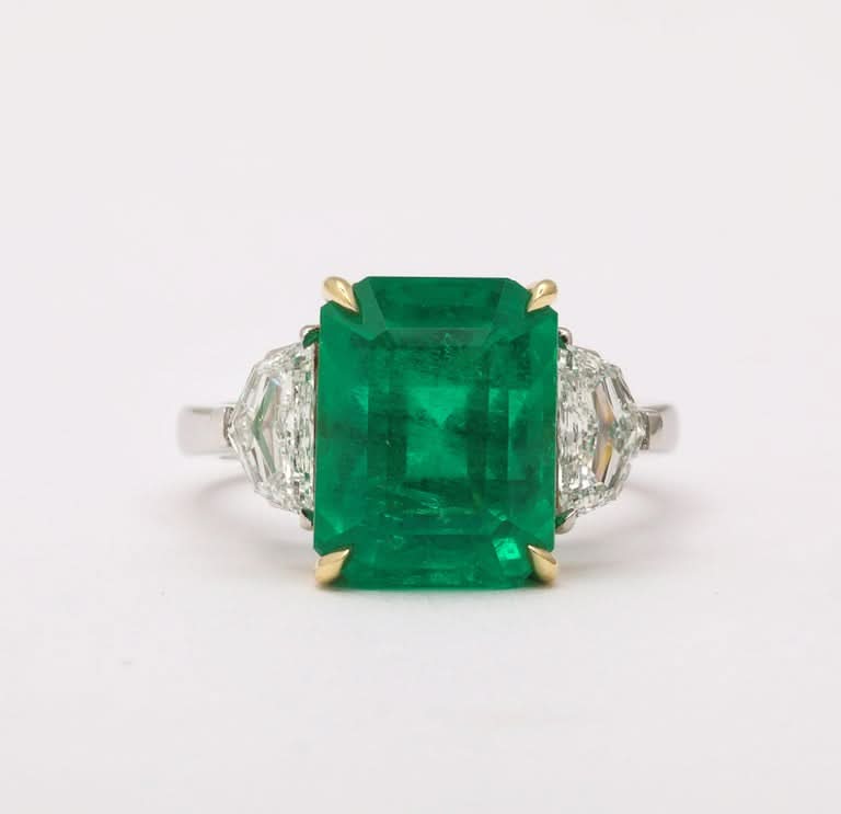 https://a.1stdibscdn.com/colombian-vivid-green-emerald-ring-for-sale-picture-5/j_415/j_237617321723470408003/2P6A2122_master.jpg?width=768