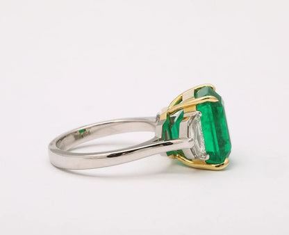 https://a.1stdibscdn.com/colombian-vivid-green-emerald-ring-for-sale-picture-9/j_415/j_237617321723470408699/2P6A2128_master.jpg?width=768