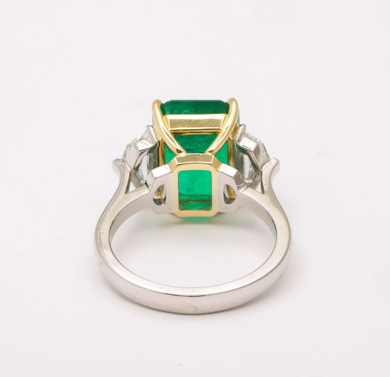 https://a.1stdibscdn.com/colombian-vivid-green-emerald-ring-for-sale-picture-11/j_415/j_237617321723576585591/IMG_8156_master.jpg?width=768