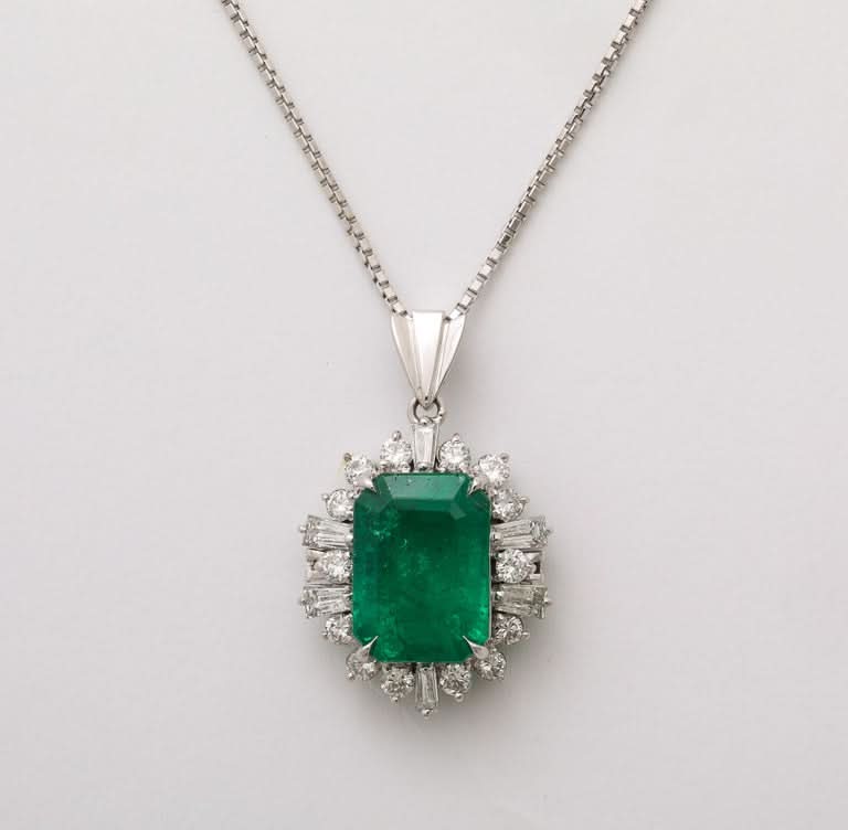 https://a.1stdibscdn.com/colombian-emerald-and-diamond-pendant-for-sale-picture-7/j_415/j_237617621723470549948/2P6A2249_master.jpg?width=768