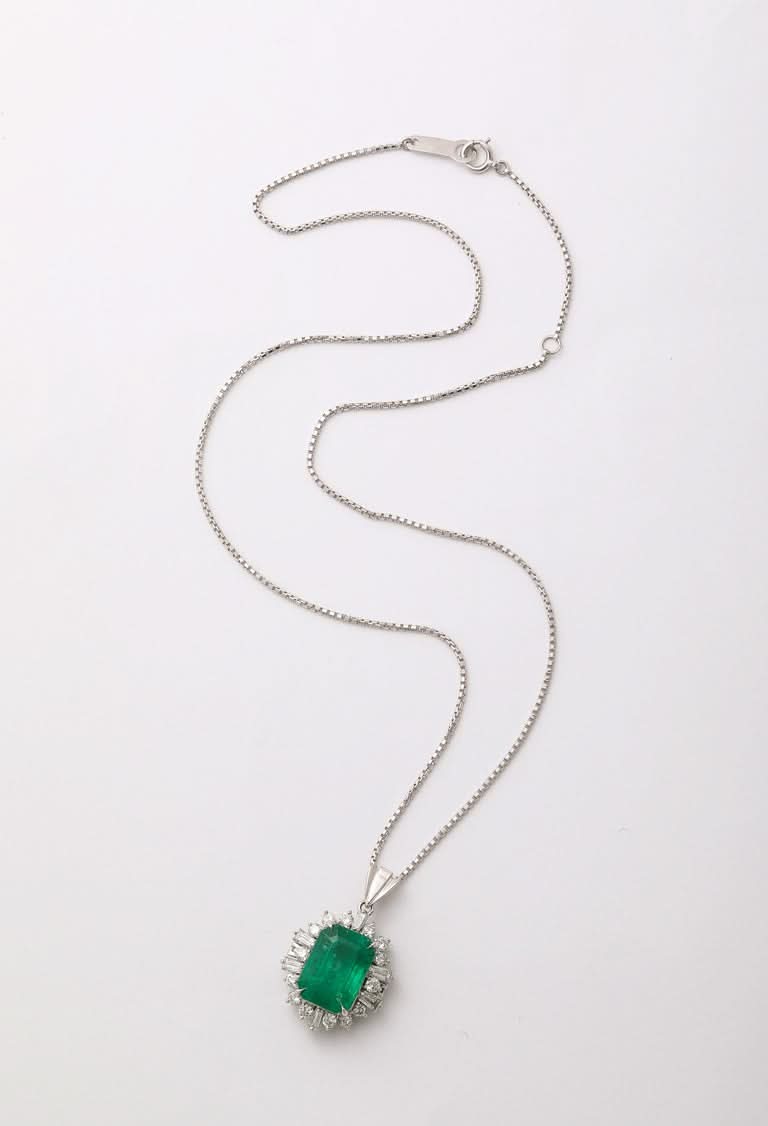 https://a.1stdibscdn.com/colombian-emerald-and-diamond-pendant-for-sale-picture-2/j_415/j_237617621723470550242/2P6A2245_master.jpg?width=768