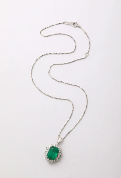 https://a.1stdibscdn.com/colombian-emerald-and-diamond-pendant-for-sale-picture-2/j_415/j_237617621723470550242/2P6A2245_master.jpg?width=768