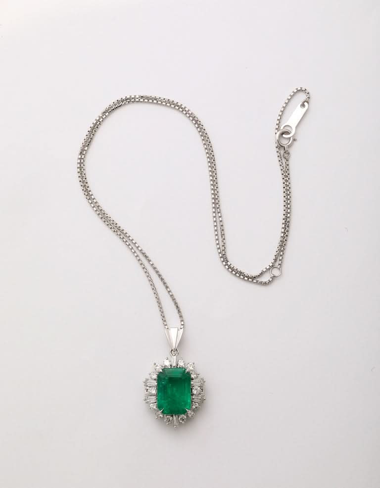 https://a.1stdibscdn.com/colombian-emerald-and-diamond-pendant-for-sale-picture-4/j_415/j_237617621723470549567/2P6A2240_master.jpg?width=768