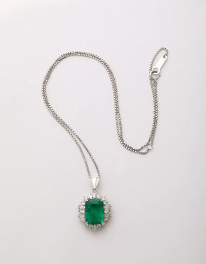 https://a.1stdibscdn.com/colombian-emerald-and-diamond-pendant-for-sale-picture-4/j_415/j_237617621723470549567/2P6A2240_master.jpg?width=768