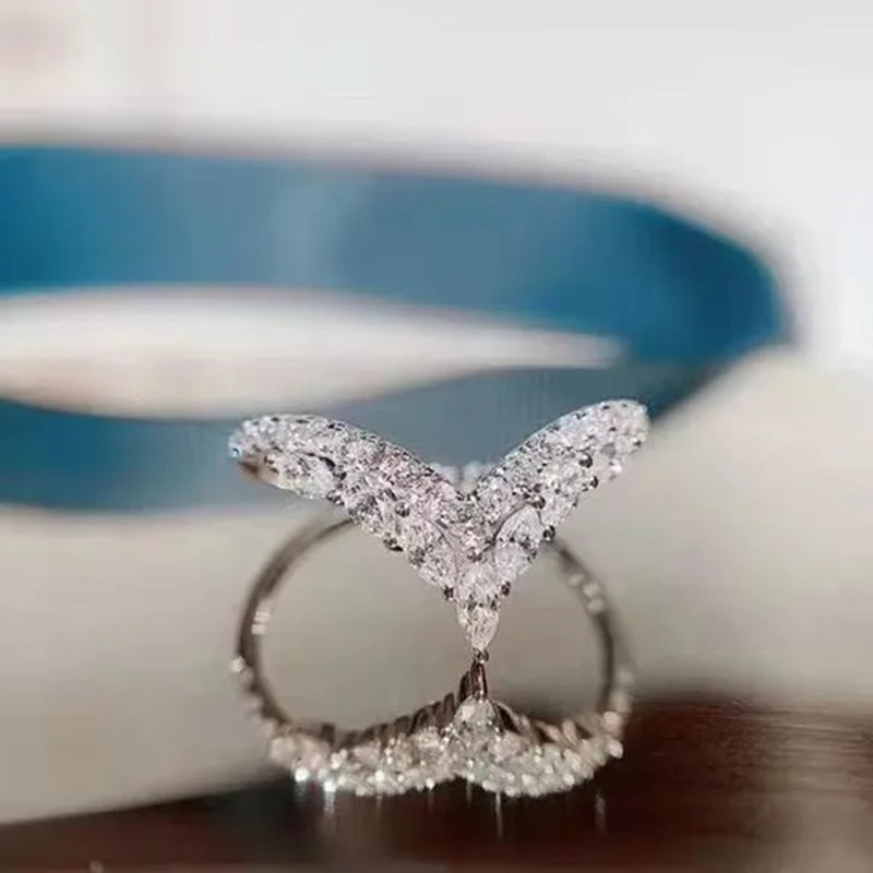 Exquisite and elegant beautiful women's fashion dazzling ring jewelry white Rhinestone full Zircon ring love heart water drop simple heart-shaped ring romantic princess engagement wedding ring anniversary Valentine's Day gift jewelry size US4-12