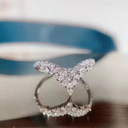 Exquisite and elegant beautiful women's fashion dazzling ring jewelry white Rhinestone full Zircon ring love heart water drop simple heart-shaped ring romantic princess engagement wedding ring anniversary Valentine's Day gift jewelry size US4-12