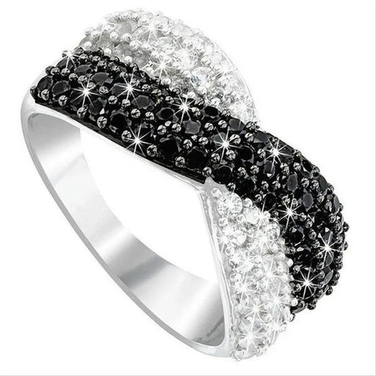 exquisite European and American ladies classic creative two-color black and white diamond ring Ring size: 5-11
