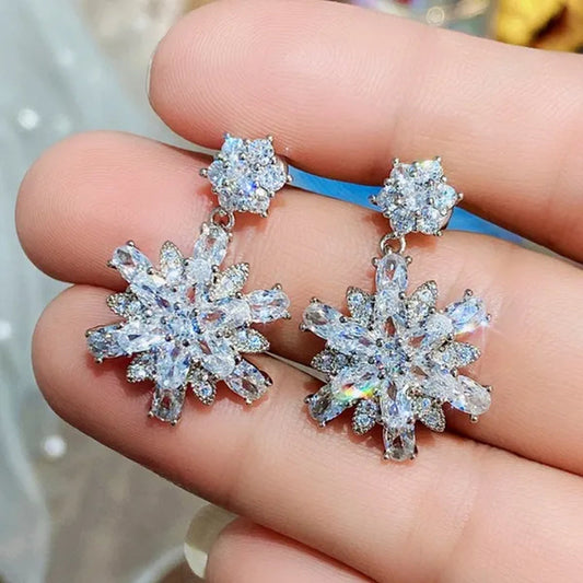 Exquisite Silver Inlay Bright Zircon and Lab Diamond Snowflake Stud Earring for Women Bridal Wedding Romantic Jewelry Christmas Gift