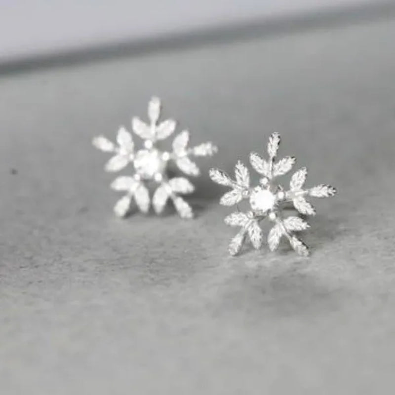 Exquisite Silver Plated Diamond White Snowflake Elegant Ladies Stud Earrings for Women Fashion Sterling Silver Earrings Jewelry