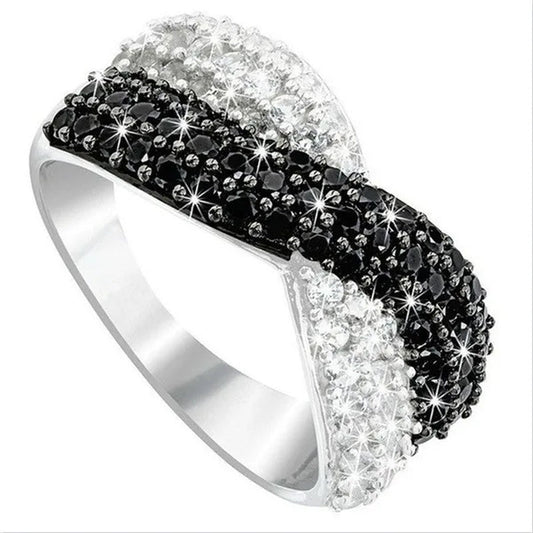exquisite European and American ladies classic creative two-color black and white diamond ring Ring size: 5-11