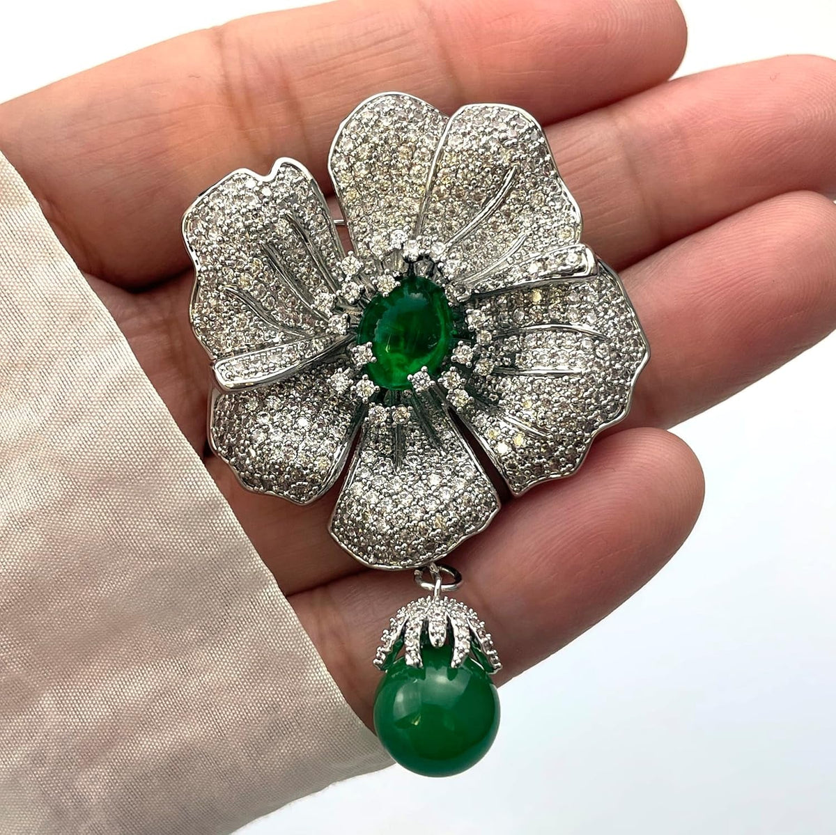 Brooches and Pins for Women Fashion Flower Brooches for Women Elegant Broches Costume Jewelry Brooch Lady Pins Christmas Holiday