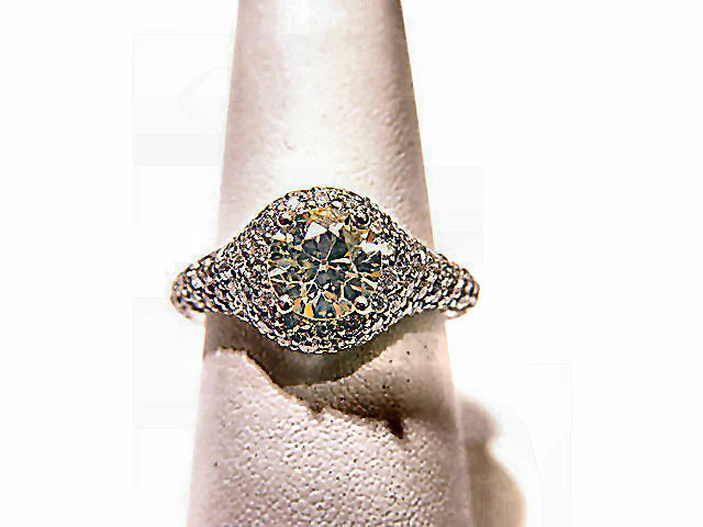 LABORATORY CERTIFIED DIAMOND LIGHT CHAMPAGNE COLOR GRADE CENTER STONE WHITE SIDE