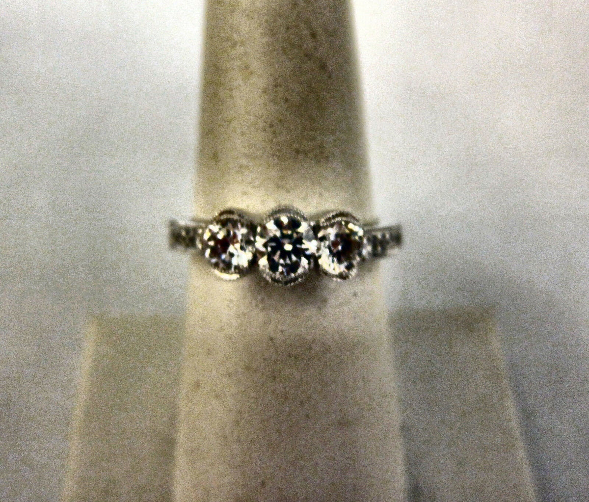 1.20 CT TOTAL DIAMOND OVAL 3 STONE 2 ROUND BR SHAPE 8 STONE ENGAGEMENT RING 18 K