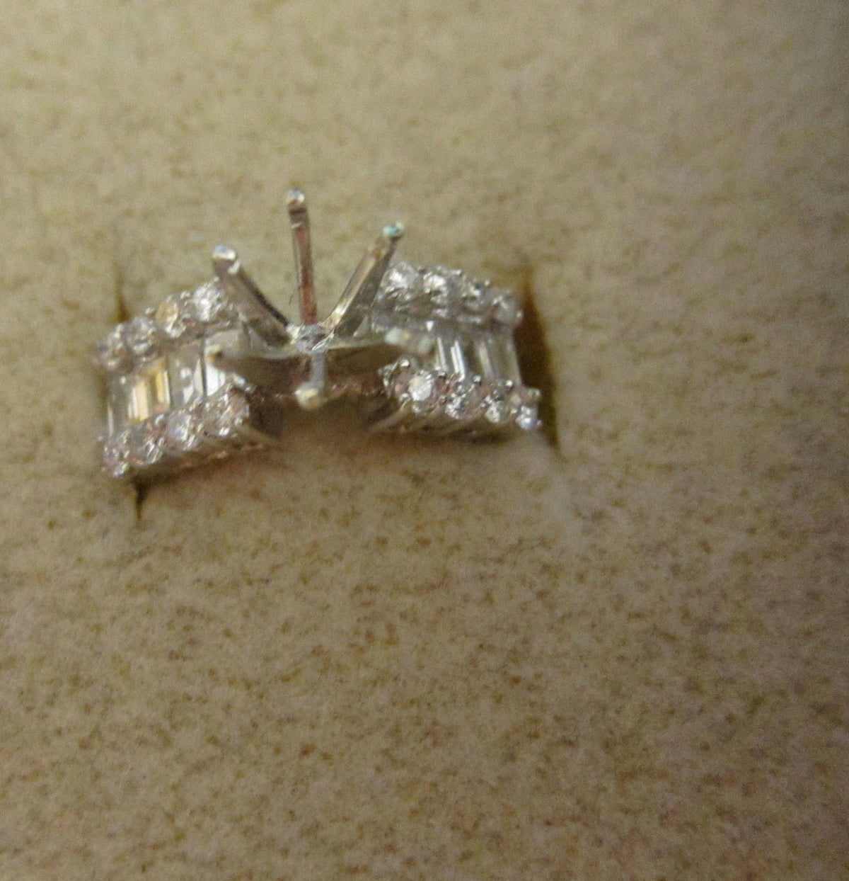 DIAMOND BAGUETTE ROUND BRILLIANT TOP SET SETTING FOR 3 MM DIAMOND DIAMOND RING