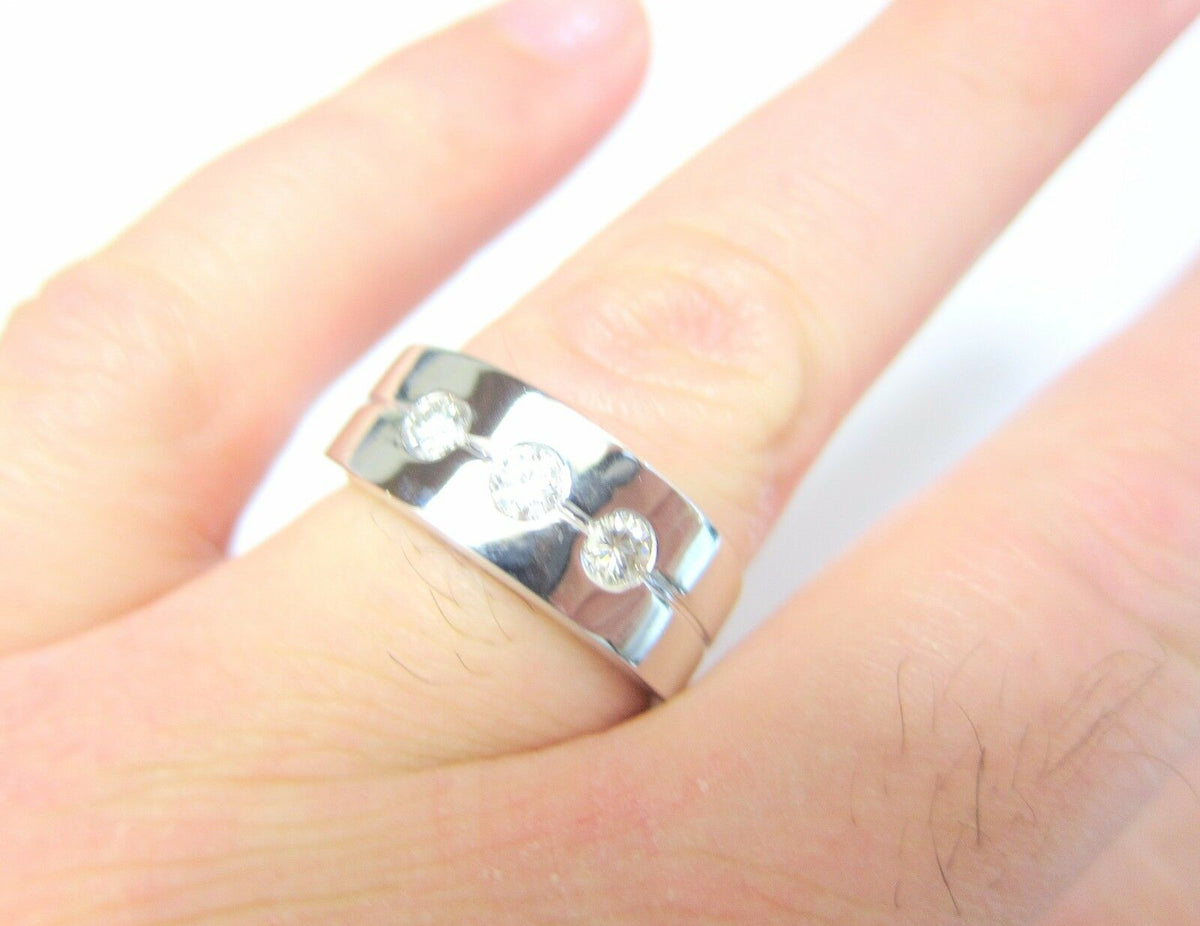 DIAMOND MENS BAND CENTER LARGER THEN MATCHING SIDE DIAMOND