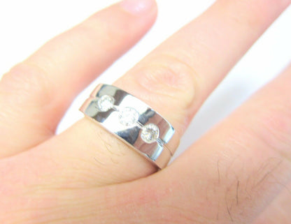 DIAMOND MENS BAND CENTER LARGER THEN MATCHING SIDE DIAMOND