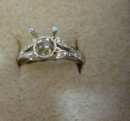 DIAMOND SETTING SIDE DIAMOND TO BACK PIECE OF GOLD FOR RE-SIZEING