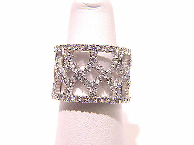 DIAMOND SET ON TOP OF A WIDE BAND