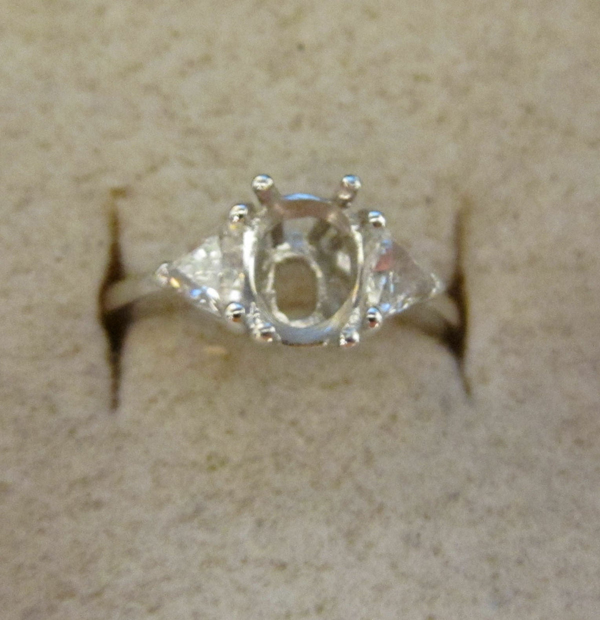 DIAMOND TRILLION SHAPE SETTING FOR OVAL