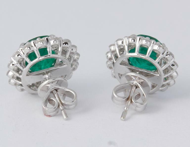 3.08 carats of fine green oval emeralds 2.05 carats of round brilliant cut dimd