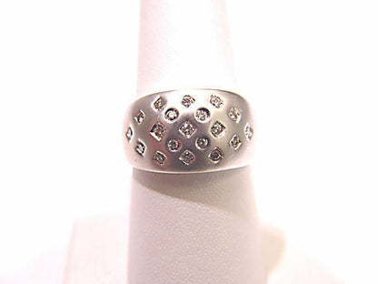 DIAMONDS ARE ALL ROUND BRILLIANT CUTS SET IN A CIRCLE