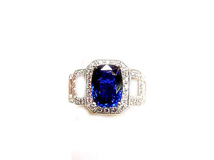 LONG CUSHION CUT SAPPHIRE 4.56 CT 18 K WHITE GOLD SET WITH ROUND DIAMONDS DESIGN