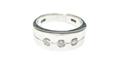 DIAMOND MENS BAND CENTER LARGER THEN MATCHING SIDE DIAMOND